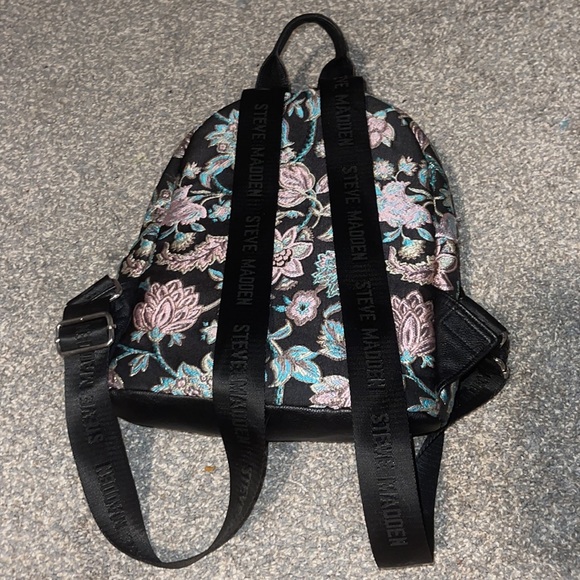 Medium sized Steve Madden backpack - Picture 2 of 4